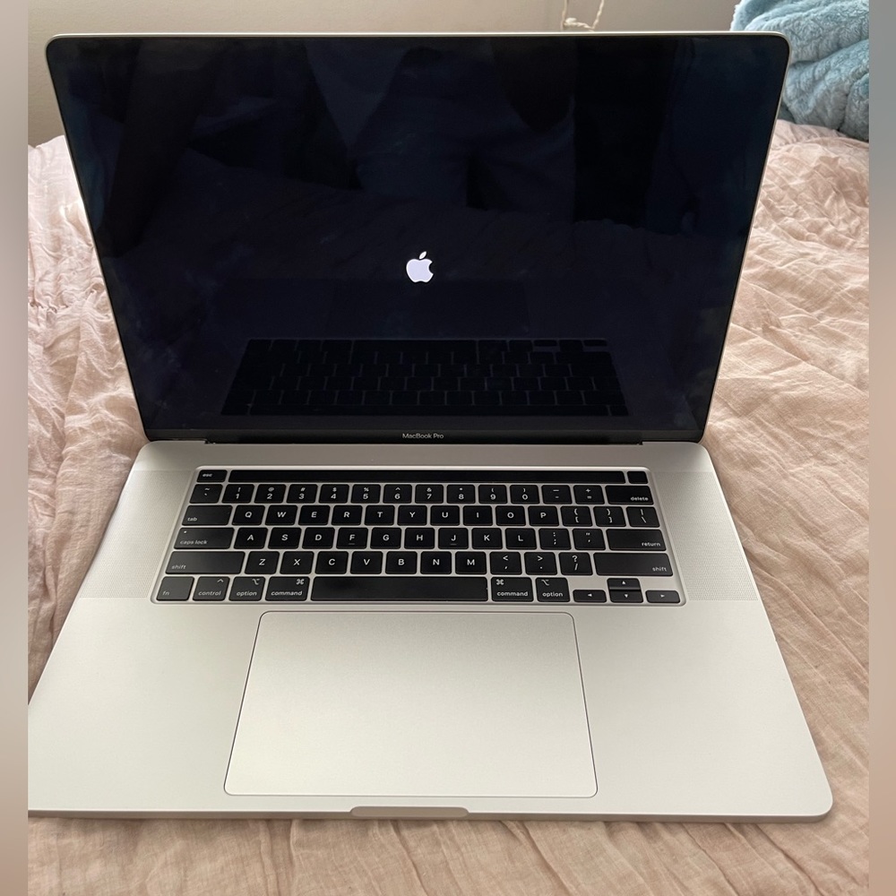 Apple MacBook Pro 16" (512GB SSD, Intel Core i7 9th Gen., 2.60 GHz, 16GB) Laptop